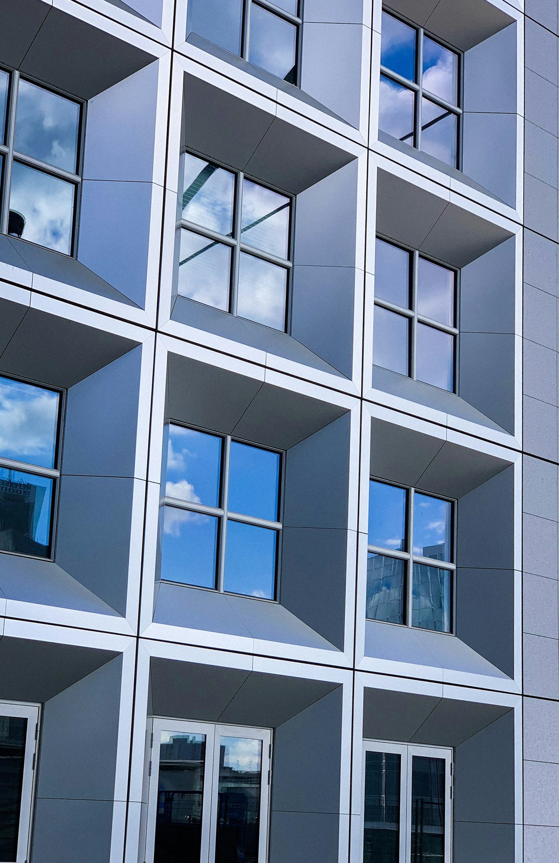 Ventanas de aluminio en fachada moderna