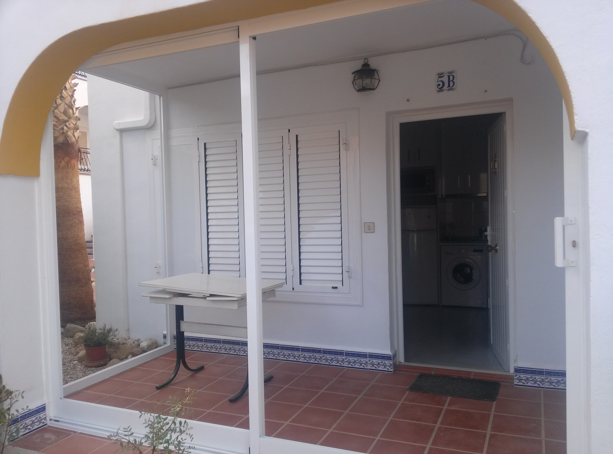 Cerramiento acristalado de porche con aluminio