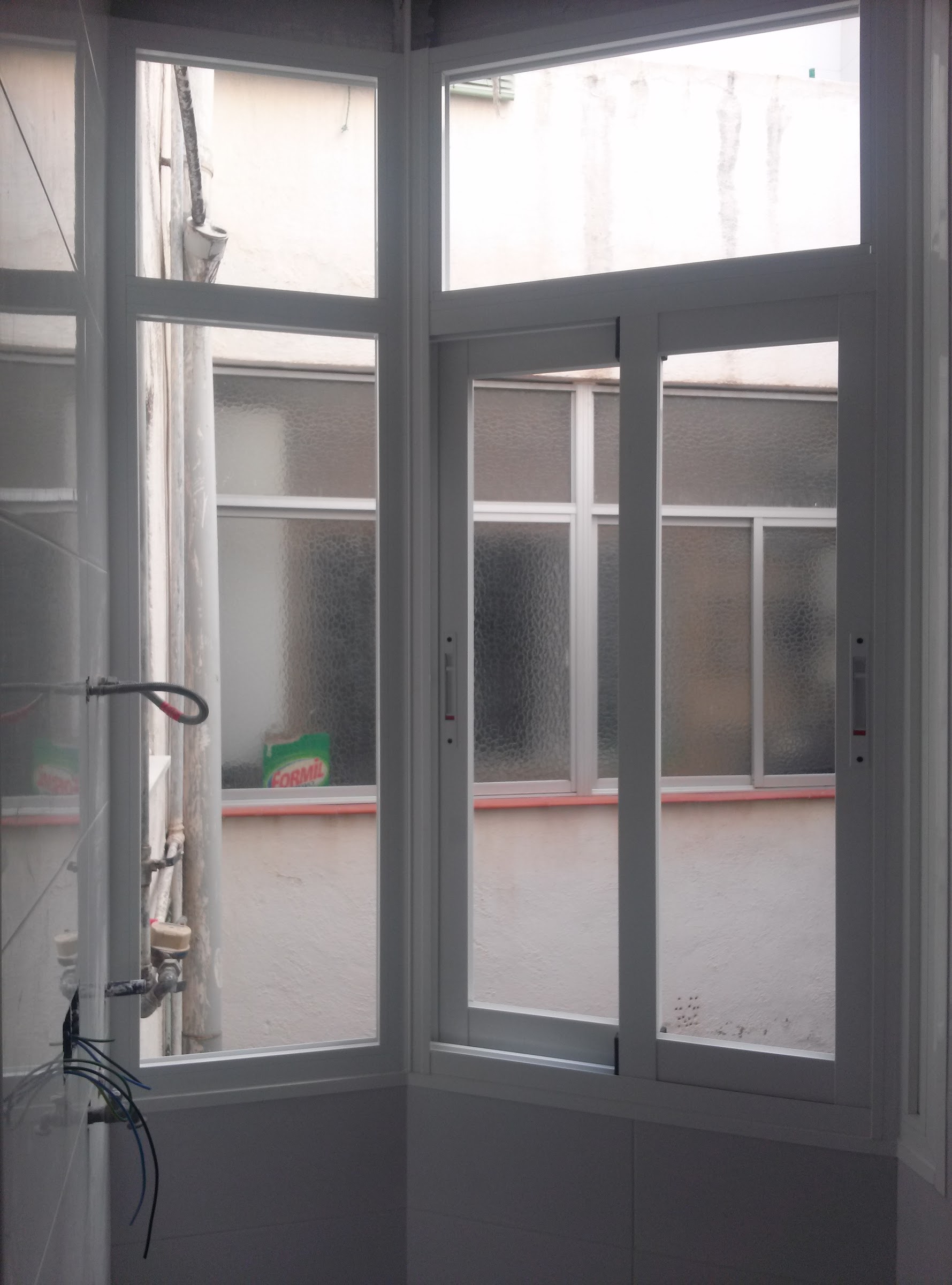 Ventana corredera de aluminio en esquina
