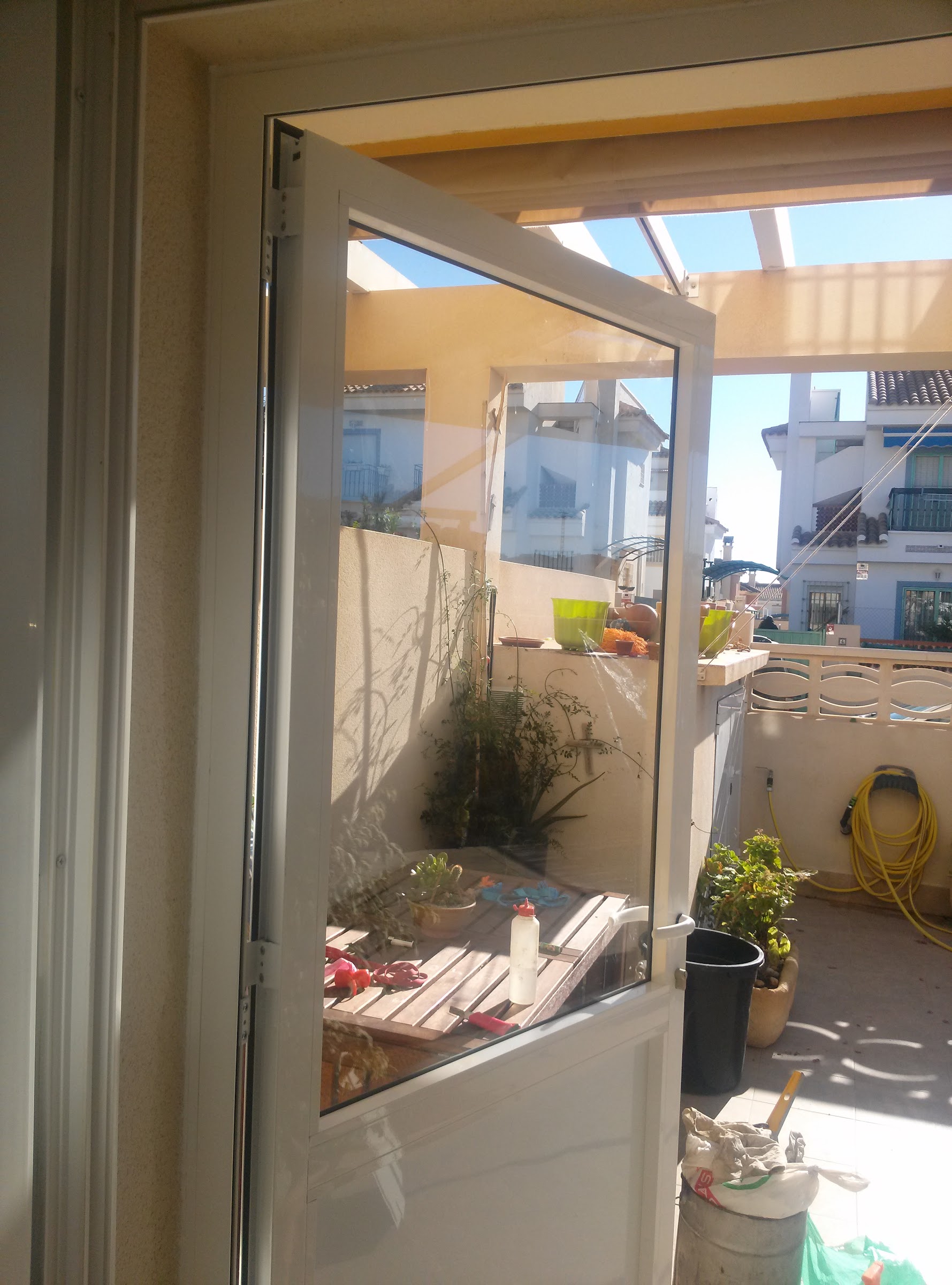 Puerta de aluminio con vidrio abierta a patio